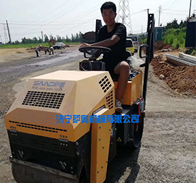 座駕振動(dòng)壓路機(jī)，路面壓